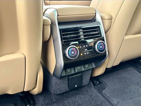 Used 2025 Land Rover Range Rover Long Wheelbase SE image 16