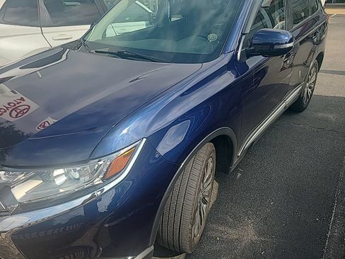 Used 2019 Mitsubishi Outlander SE AWD/4WD image 2