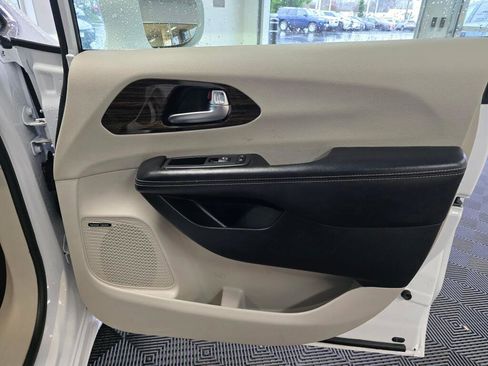 Used 2022 Chrysler Pacifica Limited image 40