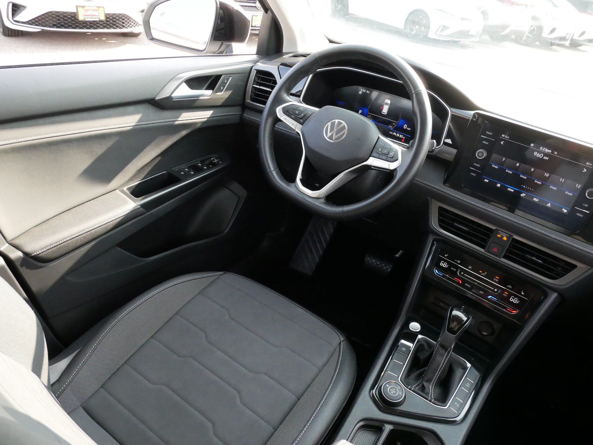 Certified 2025 Volkswagen Taos SE AWD/4WD image 9