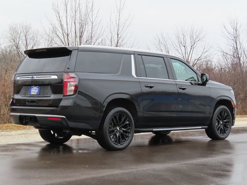 Certified 2022 Chevrolet Suburban LT w/ LT Signature Package image 3