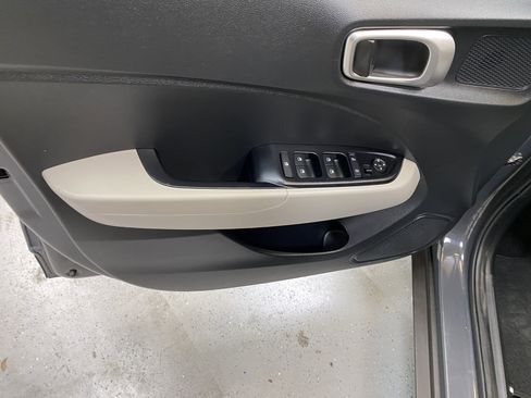 Used 2024 Hyundai Venue SEL image 19