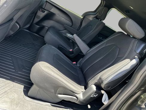 Used 2019 Chrysler Pacifica Touring Plus w/ S Appearance Package FWD image 23