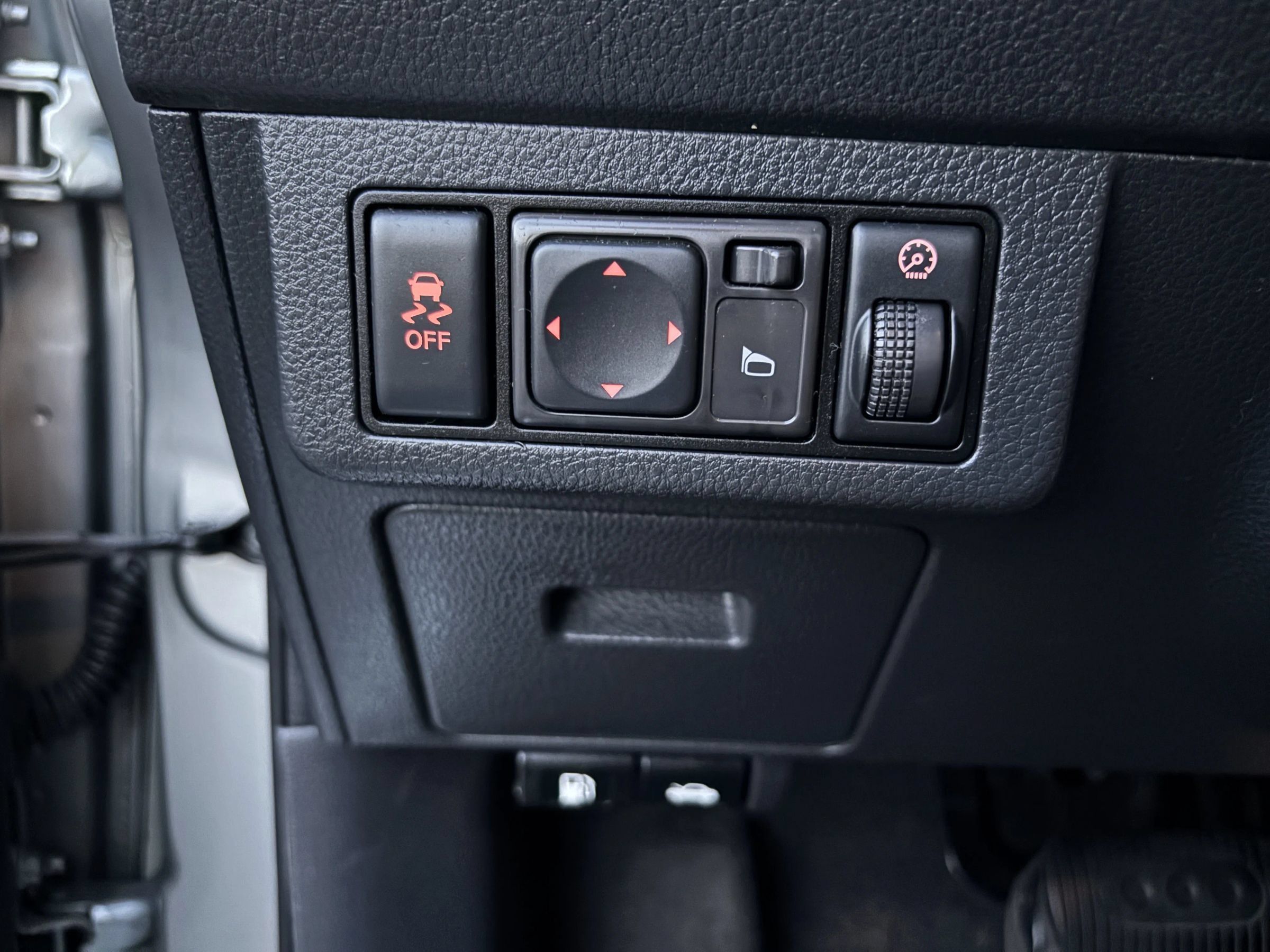 Used 2011 Nissan Versa Hatchback w/ Navigation/Satellite Pkg FWD image 15