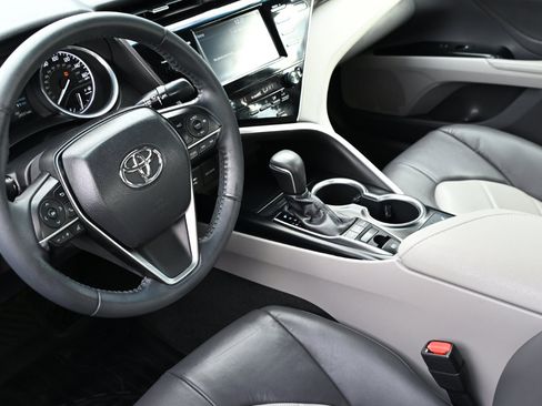 Used 2018 Toyota Camry XLE image 21
