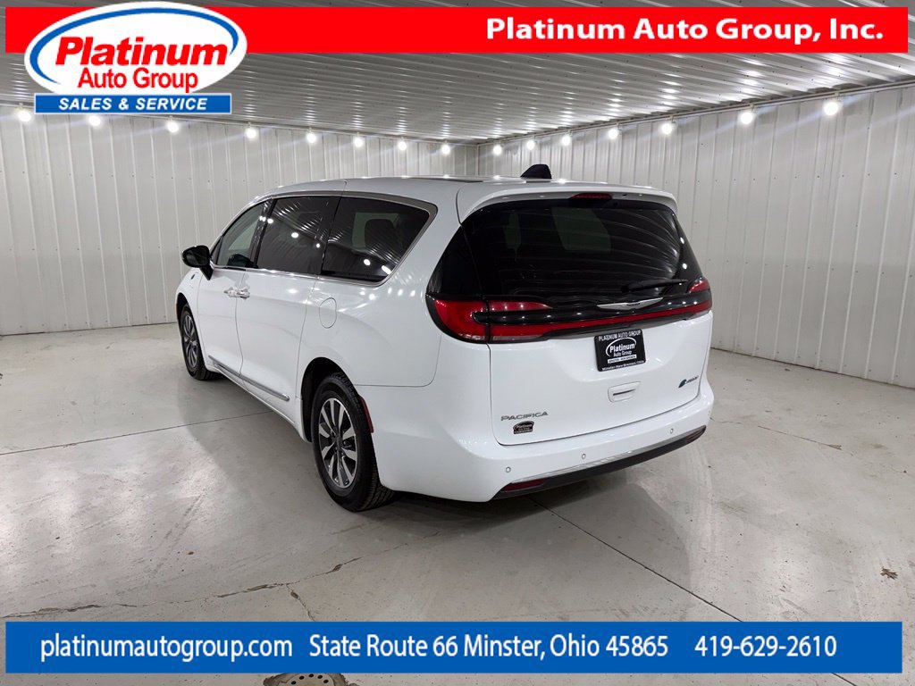 Used 2023 Chrysler Pacifica Limited FWD image 3