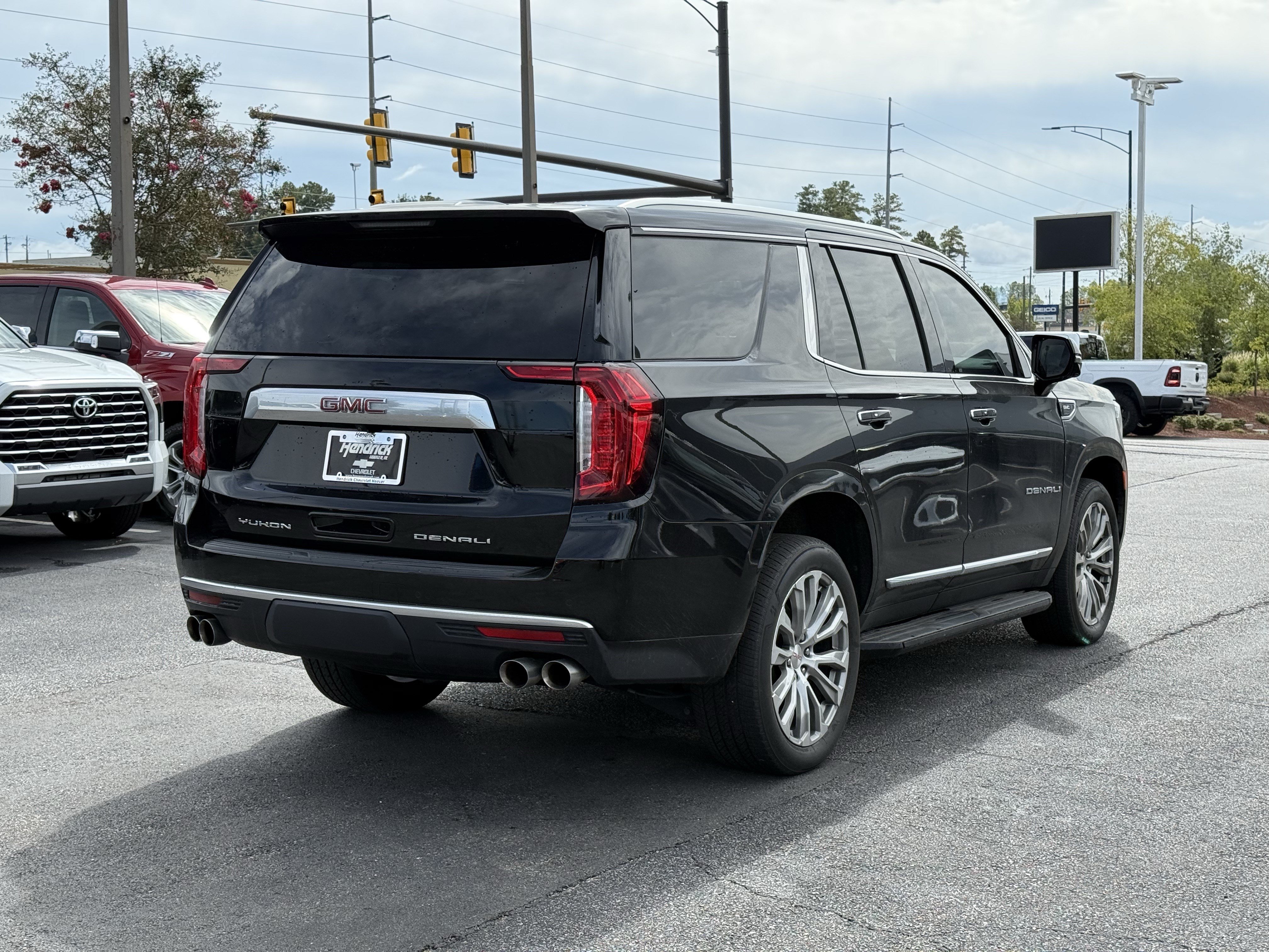 Used 2023 GMC Yukon Denali AWD/4WD image 11