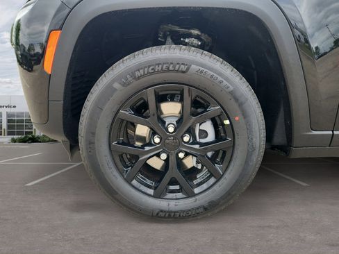 New 2026 Jeep Grand Cherokee Altitude image 9