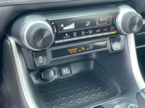 Used 2019 Toyota RAV4 LE w/ All Weather Liner Package AWD/4WD image 20
