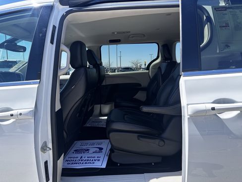Used 2024 Chrysler Pacifica Limited FWD image 19