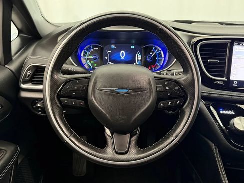 Used 2021 Chrysler Pacifica Limited w/ Uconnect Theater Family Group FWD image 10