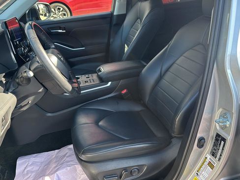 Used 2023 Toyota Highlander XLE image 16