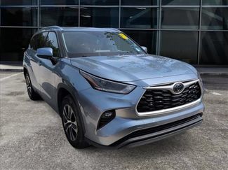 Used 2021 Toyota Highlander XLE FWD video 1