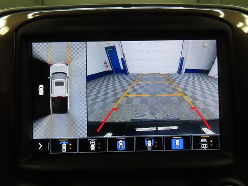 Used 2022 Chevrolet Silverado 1500 High Country w/ Technology Package image 13