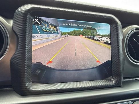 Used 2023 Jeep Gladiator Sport AWD/4WD image 15