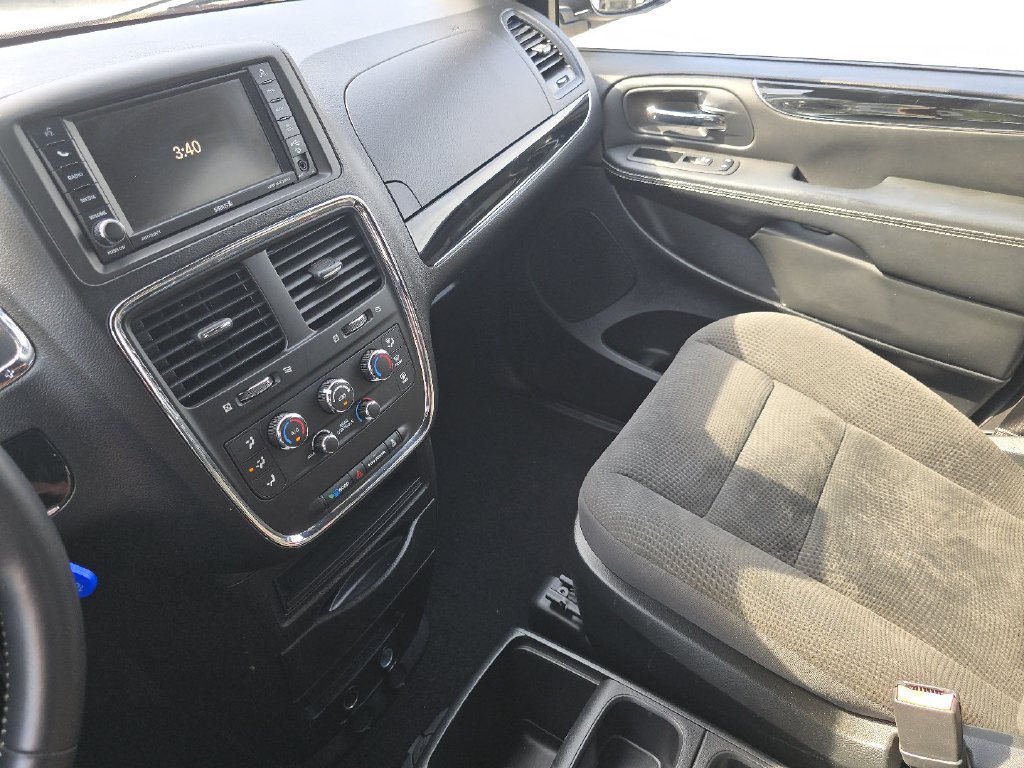 Used 2017 Dodge Grand Caravan SE FWD image 25