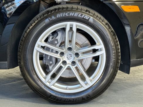 Certified 2025 Porsche Macan image 32