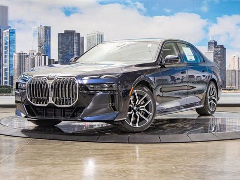 Used 2025 BMW 760i xDrive w/ Premium Package image 2
