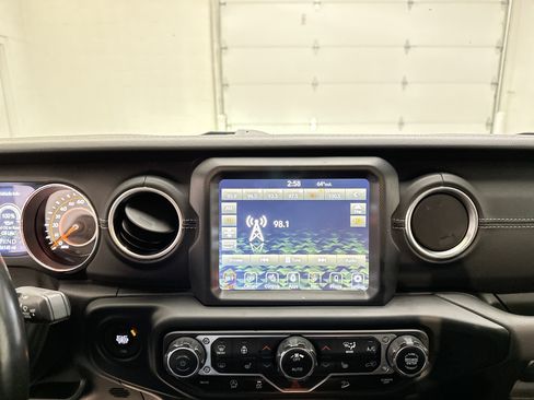 Used 2021 Jeep Wrangler Unlimited Sahara AWD/4WD image 29