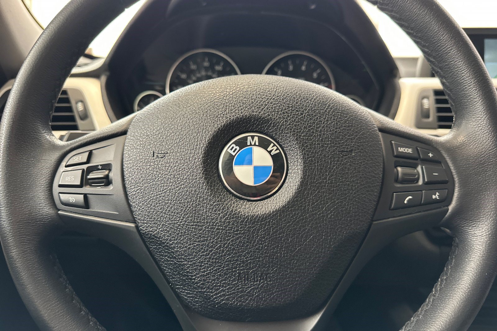 Used 2018 BMW 320i xDrive Sedan w/ Convenience Package AWD/4WD image 10