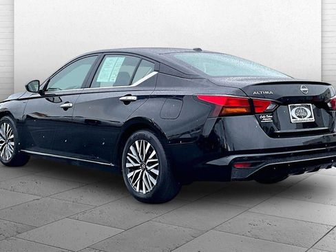 Used 2025 Nissan Altima 2.5 SV FWD image 11