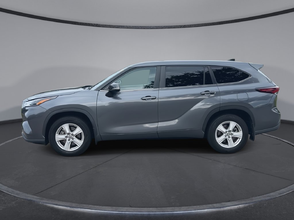 Used 2024 Toyota Highlander LE AWD/4WD image 5