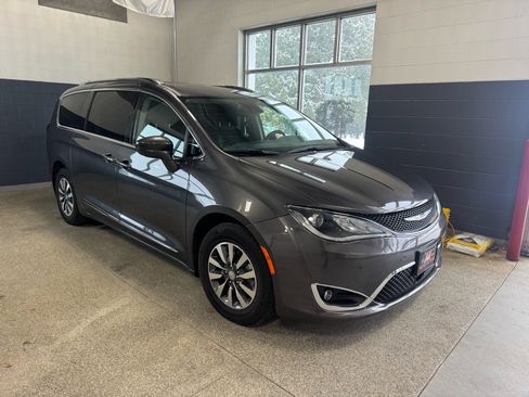 Used 2020 Chrysler Pacifica Touring-L Plus image 3