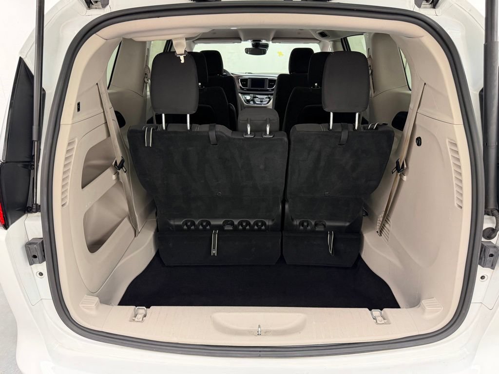 Used 2023 Chrysler Voyager LX FWD image 5