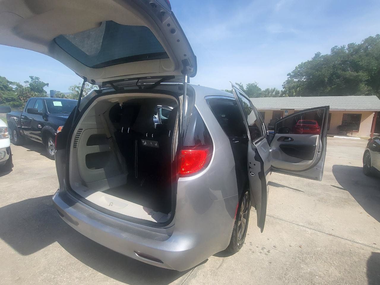 Used 2017 Chrysler Pacifica Touring w/ Tire & Wheel Group FWD image 86