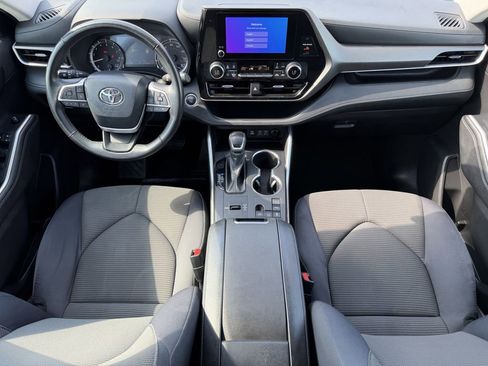 Used 2024 Toyota Highlander LE FWD image 13