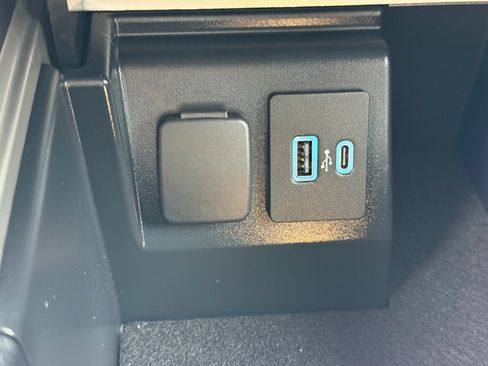 Used 2022 Ford Explorer XLT w/ Equipment Group 202A AWD/4WD image 14