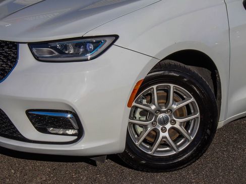 Used 2024 Chrysler Pacifica Touring-L FWD image 50