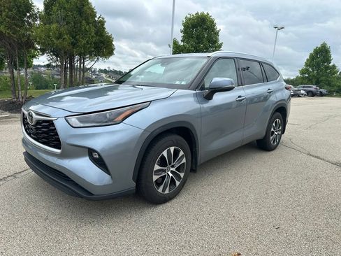 Used 2021 Toyota Highlander XLE AWD/4WD image 6