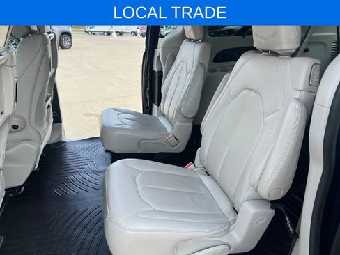 Used 2018 Chrysler Pacifica Touring-L Plus w/ Advanced Safetytec Group FWD image 14