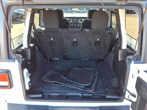 Used 2018 Jeep Wrangler Unlimited Sahara image 6