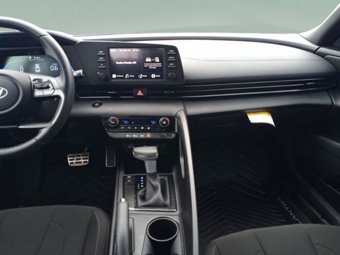 Certified 2025 Hyundai Elantra Sport image 22