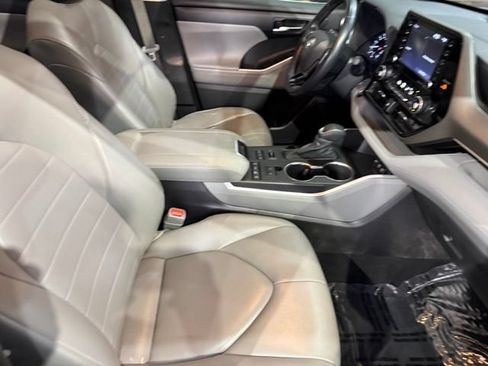 Used 2021 Toyota Highlander XLE AWD/4WD image 25