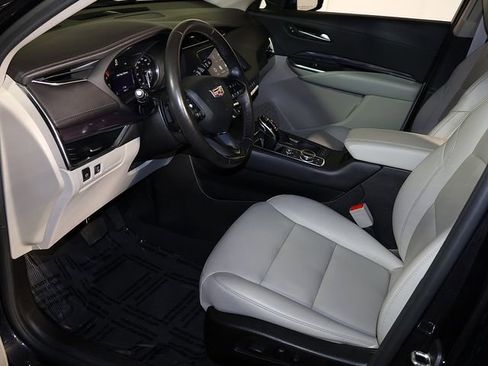 Used 2023 Cadillac XT4 Luxury w/ Cold Weather Package FWD image 12