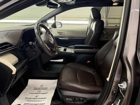 Certified 2021 Toyota Sienna Platinum image 10