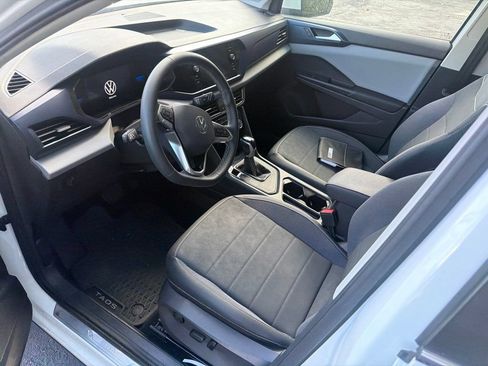 Certified 2023 Volkswagen Taos SE w/ Black Wheel Package FWD image 4