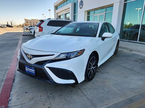 Used 2023 Toyota Camry SE image 3