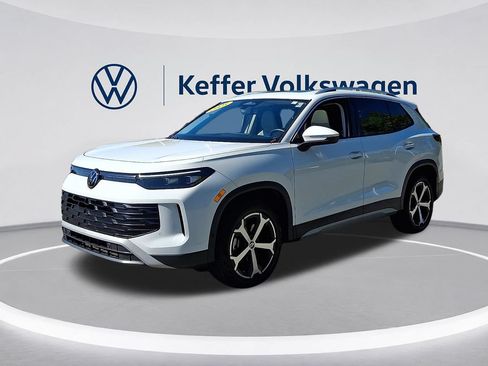 Used 2025 Volkswagen Tiguan SE w/ Panoramic Sunroof Package AWD/4WD image 3