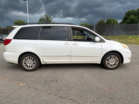 Used 2008 Toyota Sienna XLE FWD image 2
