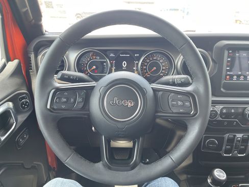 Used 2023 Jeep Gladiator Sport AWD/4WD image 18