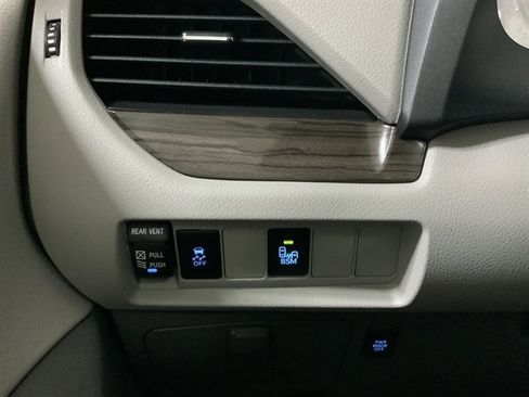 Used 2015 Toyota Sienna XLE image 32