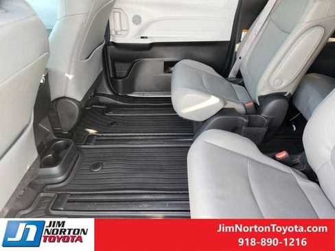 Used 2025 Toyota Sienna XLE AWD/4WD image 30