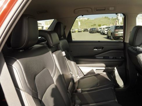 Used 2024 Nissan Pathfinder SL w/ Black Appearance Package image 21