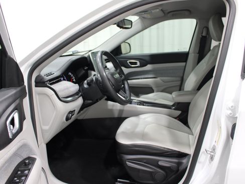 Used 2022 Jeep Compass Latitude AWD/4WD image 3