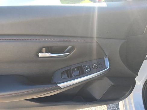 Certified 2025 Nissan Sentra SR FWD image 9