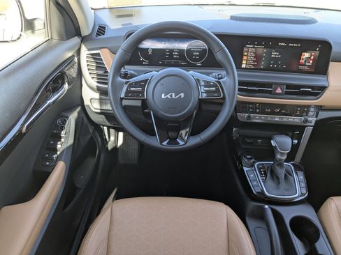 Certified 2025 Kia Seltos EX w/ EX Sunroof Package image 19